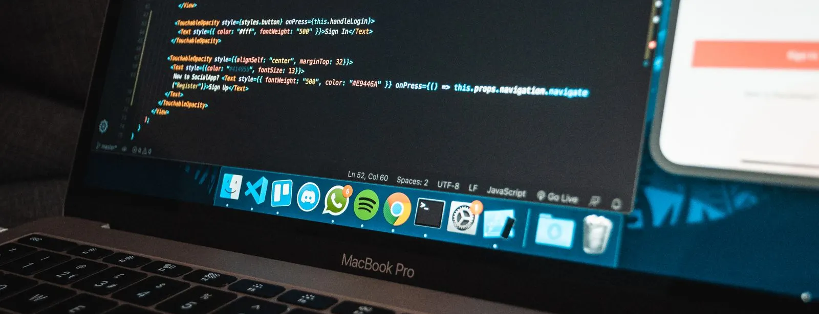 Kode website di laptop