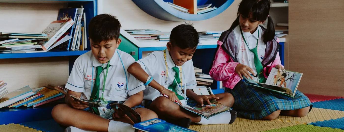 Anak-anak membaca di perpustakaan