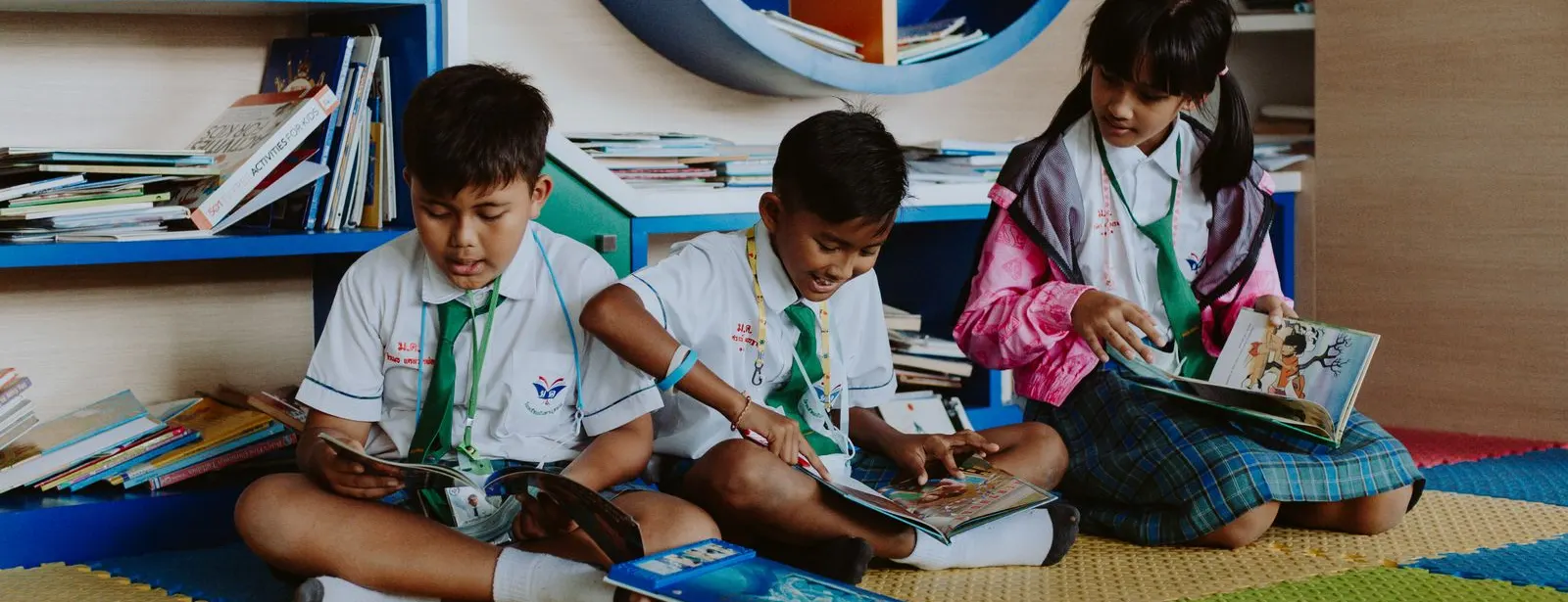 Anak-anak membaca di perpustakaan