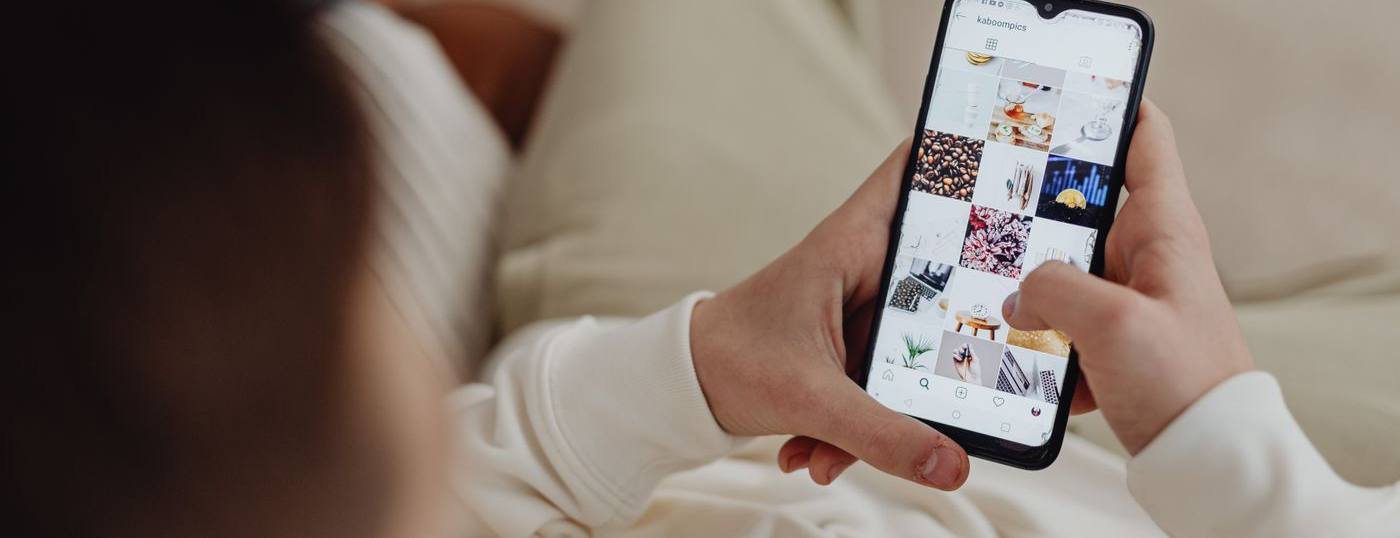 Orang tua melihat Instagram